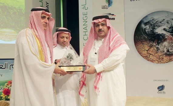 التصنيع تحصد المركز الأول بجائزة الأداء البيئي 2013