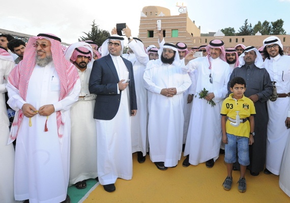 قصة مصورة : رئيس "السياحة" يزور "المفتاحة" ويتجول في "السودة"