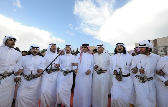 قصة مصورة : رئيس "السياحة" يزور "المفتاحة" ويتجول في "السودة"