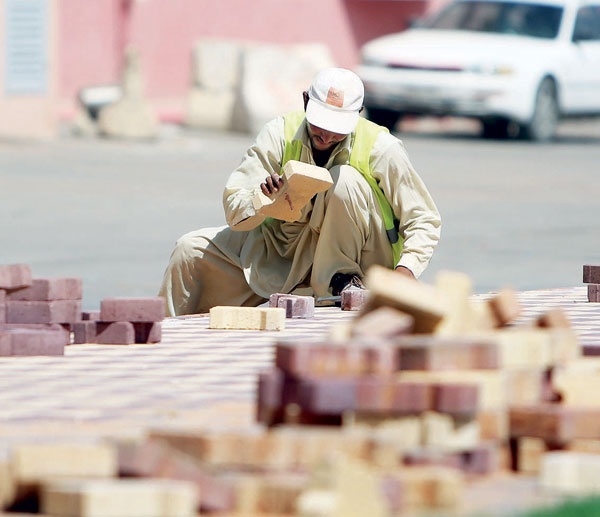 عامل بناء يعمل تحت أشعة الشمس في الرياض