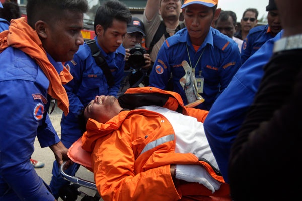 قصة مصورة: ارتفاع حصيلة القتلى إلى 15 بعد غرق زورقين قبالة ماليزيا