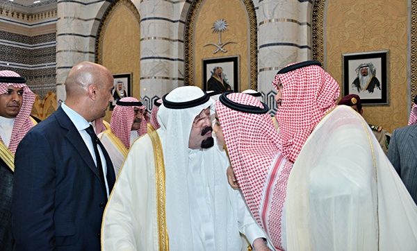 خادم الحرمين الشريفين يصل جدة قادماً من القاهرة