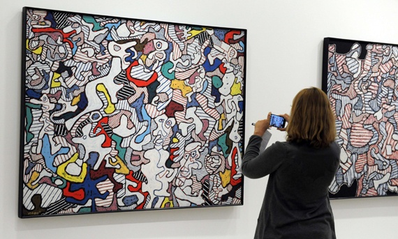 قصة مصورة:  معرض لأعمال الرسم والنحت في فرنسا