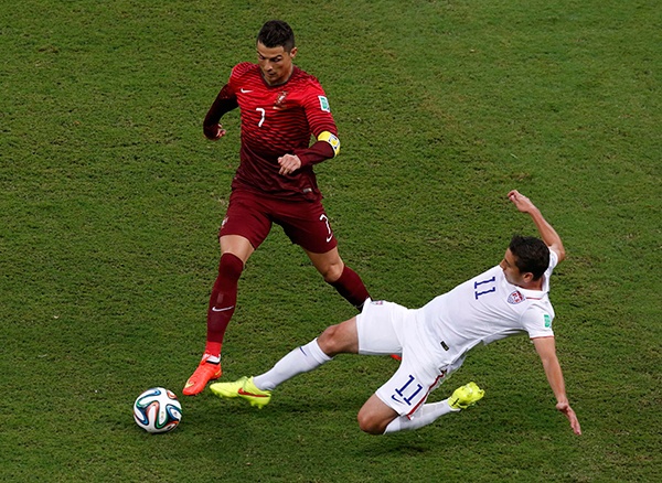 قصة مصورة : هدف برتغالي قاتل يشعل حسابات مجموعة الموت