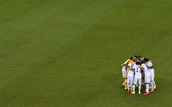 قصة مصورة : هدف برتغالي قاتل يشعل حسابات مجموعة الموت