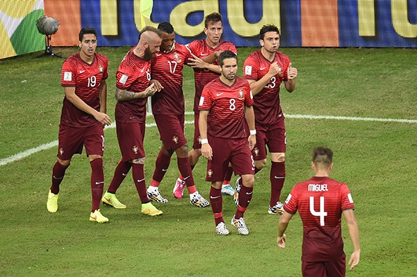 قصة مصورة : هدف برتغالي قاتل يشعل حسابات مجموعة الموت