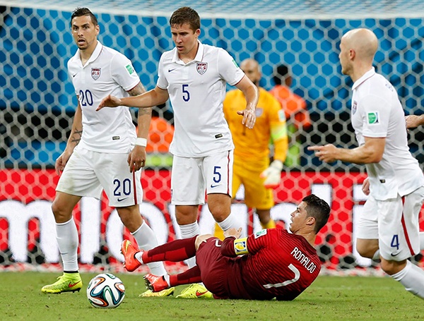 قصة مصورة : هدف برتغالي قاتل يشعل حسابات مجموعة الموت