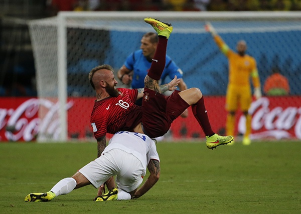 قصة مصورة : هدف برتغالي قاتل يشعل حسابات مجموعة الموت