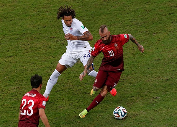 قصة مصورة : هدف برتغالي قاتل يشعل حسابات مجموعة الموت