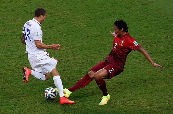 قصة مصورة : هدف برتغالي قاتل يشعل حسابات مجموعة الموت