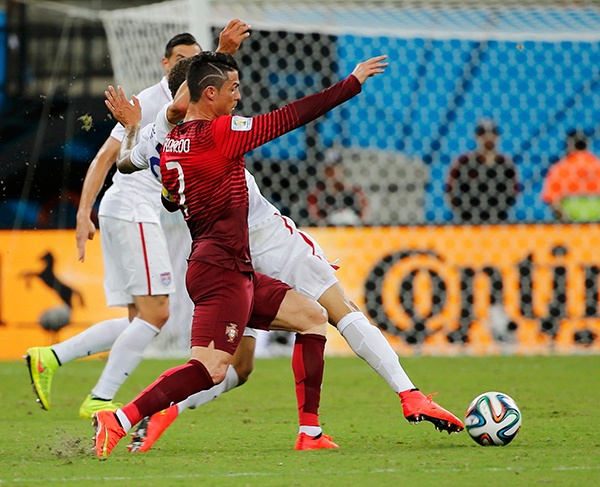 قصة مصورة : هدف برتغالي قاتل يشعل حسابات مجموعة الموت