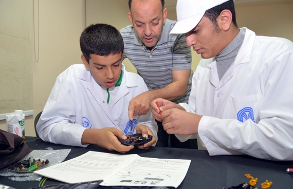 قصة مصورة : موهوبو جامعة طيبة ينفذون عدد من المشروعات الإلكترونية