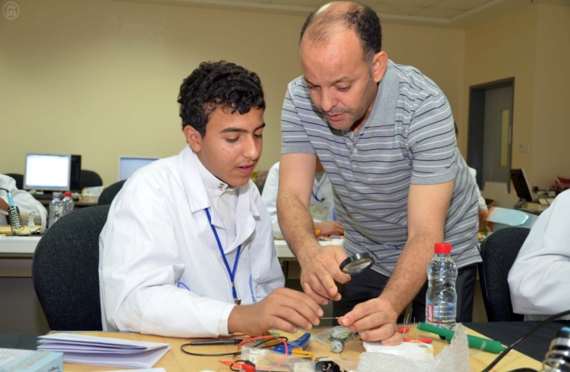 قصة مصورة: طلاب جامعة طيبة يبتكرون نظاماً كهربائياً بديلاً