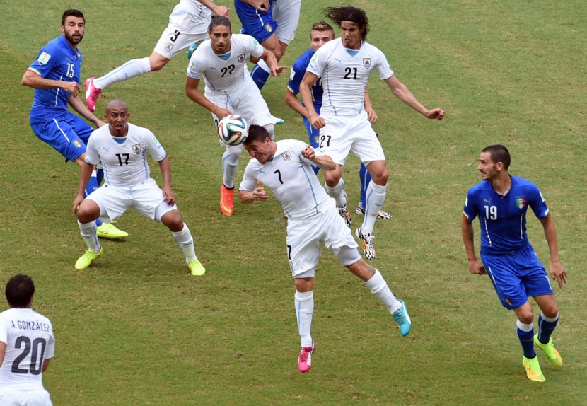 قصة مصورة: رأس جودين تطيح بالآزوري وتصعد بأروجواي للدور الثاني لكأس العالم