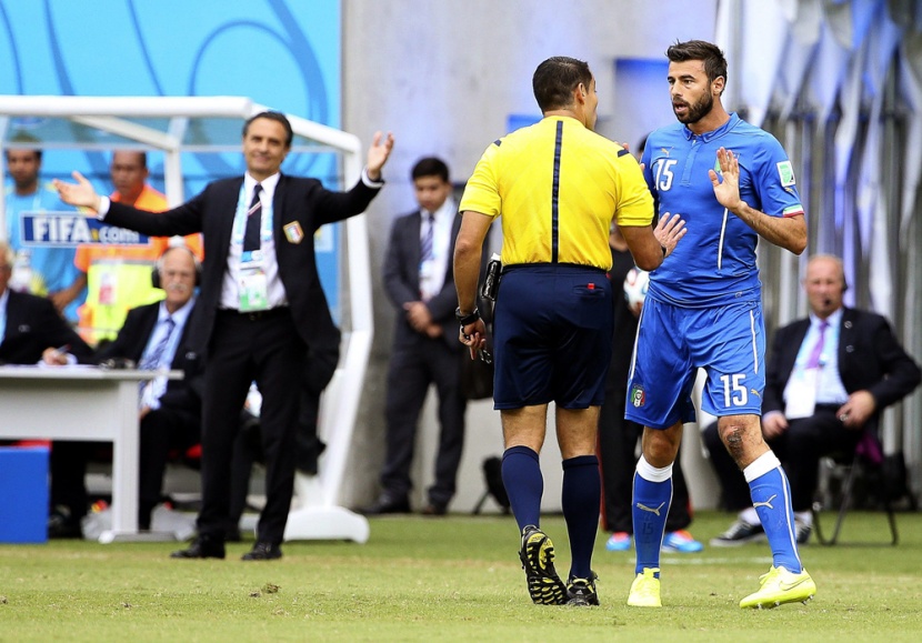 قصة مصورة: رأس جودين تطيح بالآزوري وتصعد بأروجواي للدور الثاني لكأس العالم