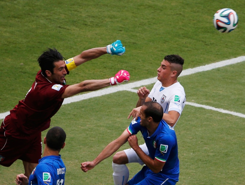قصة مصورة: رأس جودين تطيح بالآزوري وتصعد بأروجواي للدور الثاني لكأس العالم