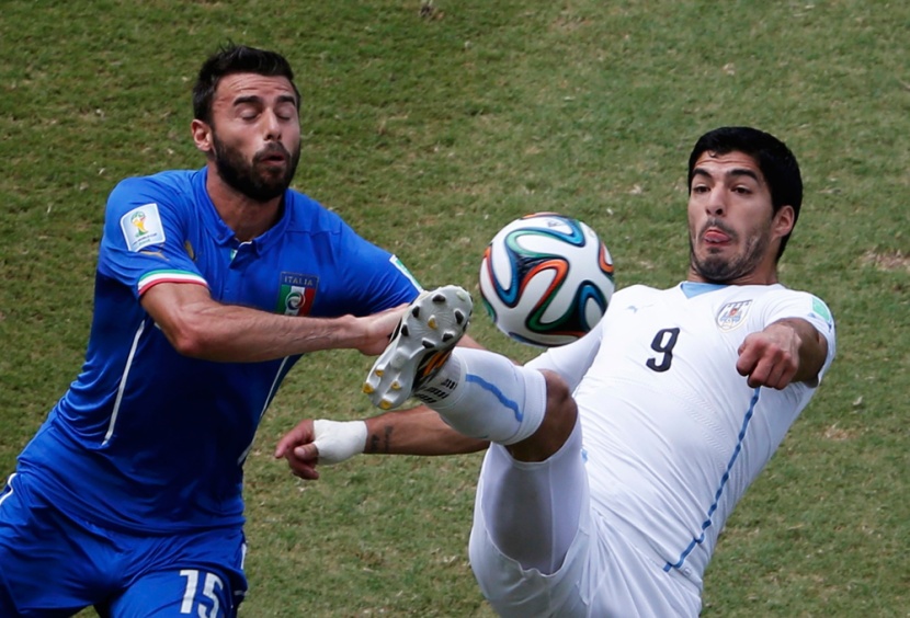 قصة مصورة: رأس جودين تطيح بالآزوري وتصعد بأروجواي للدور الثاني لكأس العالم