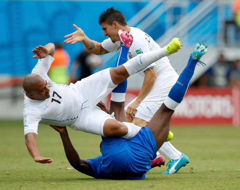 قصة مصورة: رأس جودين تطيح بالآزوري وتصعد بأروجواي للدور الثاني لكأس العالم