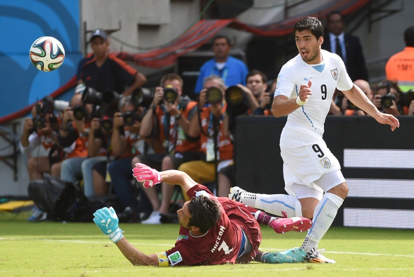 قصة مصورة: رأس جودين تطيح بالآزوري وتصعد بأروجواي للدور الثاني لكأس العالم