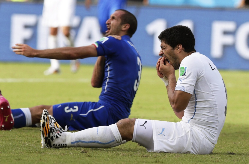 قصة مصورة: رأس جودين تطيح بالآزوري وتصعد بأروجواي للدور الثاني لكأس العالم