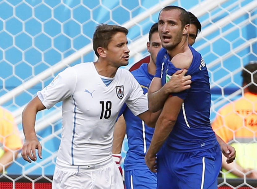 قصة مصورة: رأس جودين تطيح بالآزوري وتصعد بأروجواي للدور الثاني لكأس العالم