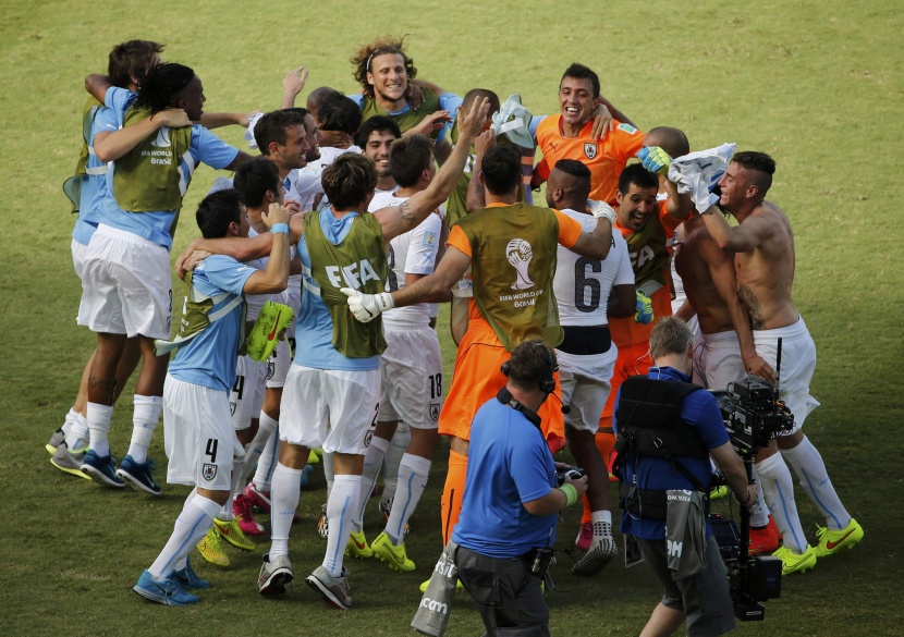 قصة مصورة: رأس جودين تطيح بالآزوري وتصعد بأروجواي للدور الثاني لكأس العالم