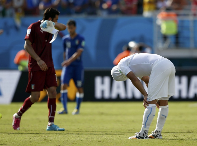 قصة مصورة: رأس جودين تطيح بالآزوري وتصعد بأروجواي للدور الثاني لكأس العالم