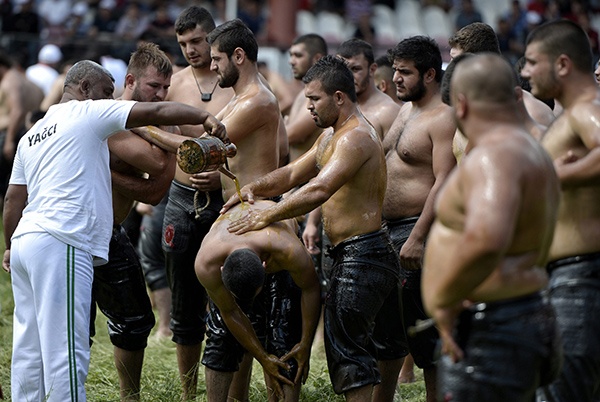 قصة مصورة : المصارعة التقليدية في تركيا