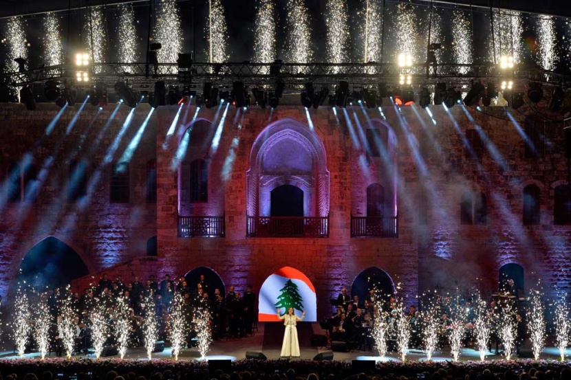 قصة مصورة: ماجدة الرومي تغني للرئيس الغائب في افتتاح مهرجانات بيت الدين اللبنانية