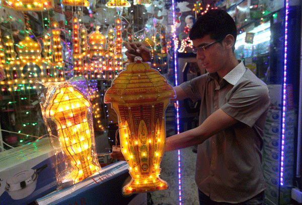 قصة مصورة: ترحيب المسلمين برمضان