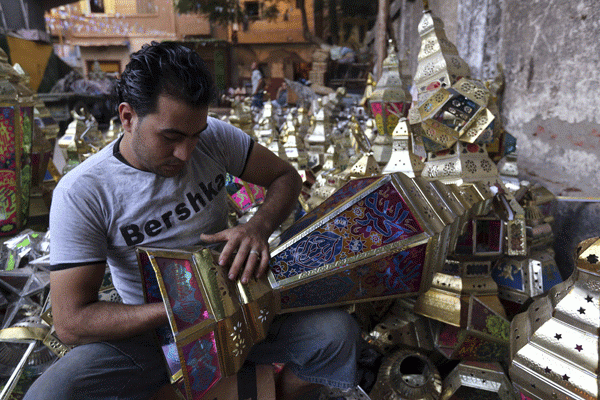 قصة مصورة: ترحيب المسلمين برمضان