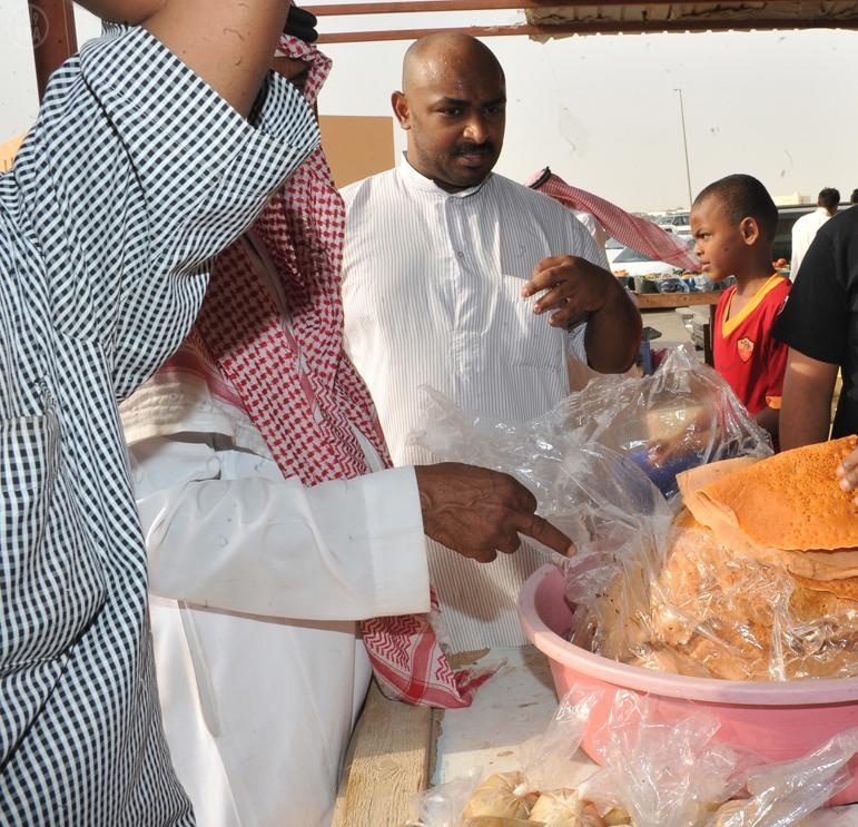 قصة مصورة:  أسواق جازان الشعبية تشهد حركة تجارية لافتة في أول أيام رمضان