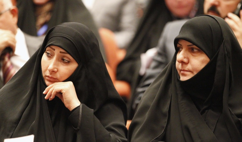قصة مصورة: شجار وصور "سيلفي" وفوضى في أولى جلسات البرلمان العراقي الجديد