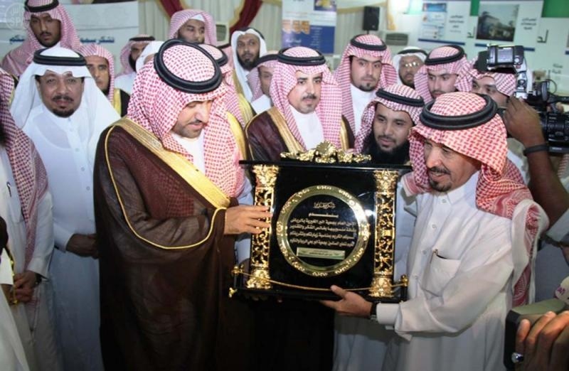 قصة مصورة: أمير الرياض يشارك الصائمين إفطارهم في مخيم جمعية البر الخيرية