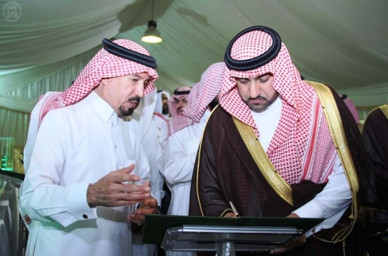 قصة مصورة: أمير الرياض يشارك الصائمين إفطارهم في مخيم جمعية البر الخيرية