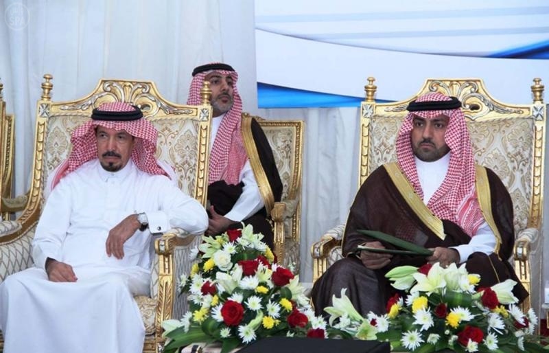 قصة مصورة: أمير الرياض يشارك الصائمين إفطارهم في مخيم جمعية البر الخيرية