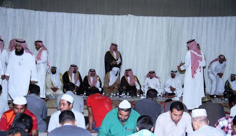 قصة مصورة: أمير الرياض يشارك الصائمين إفطارهم في مخيم جمعية البر الخيرية