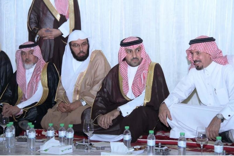 قصة مصورة: أمير الرياض يشارك الصائمين إفطارهم في مخيم جمعية البر الخيرية