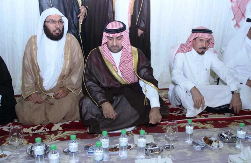 قصة مصورة: أمير الرياض يشارك الصائمين إفطارهم في مخيم جمعية البر الخيرية