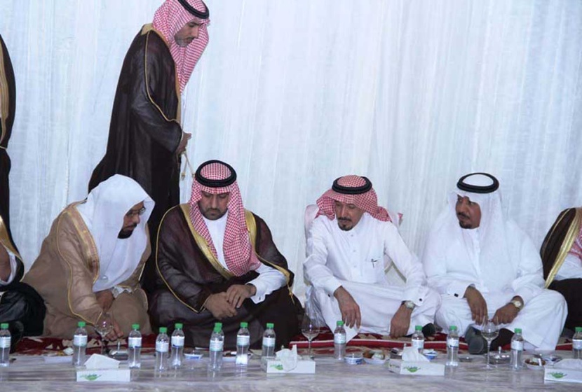 قصة مصورة: أمير الرياض يشارك الصائمين إفطارهم في مخيم جمعية البر الخيرية