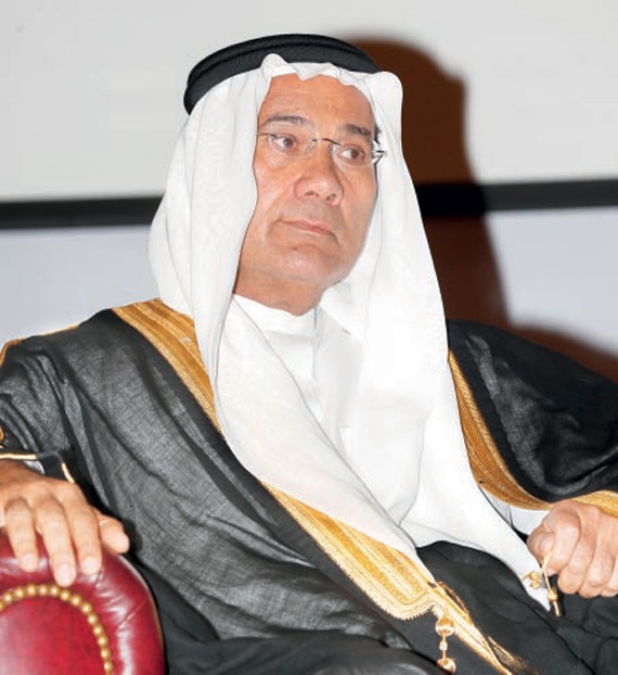 مبادرات عبد اللطيف جميل تنجز أكبر علم سعودي تعادل مساحته نصف ملعب كرة قدم