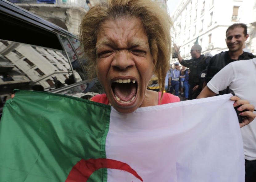قصة مصورة: آلاف الجزائريين يستقبلون محاربي الصحراء