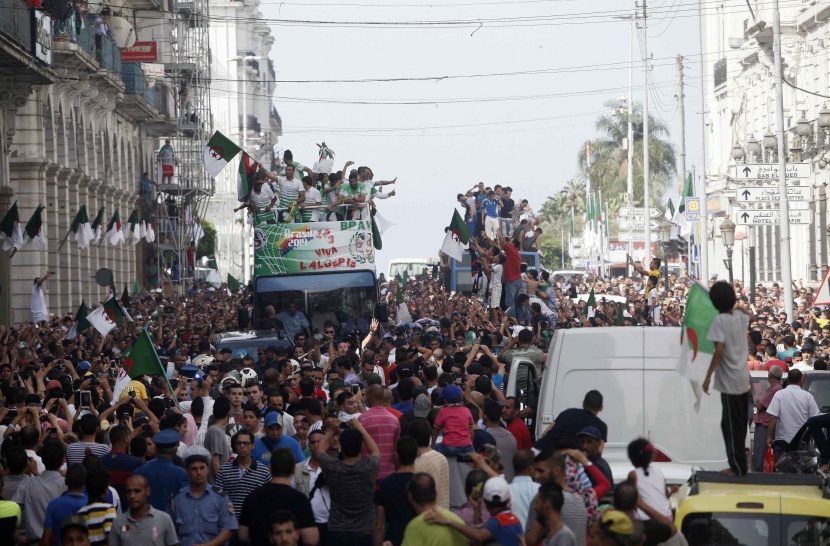 قصة مصورة: آلاف الجزائريين يستقبلون محاربي الصحراء