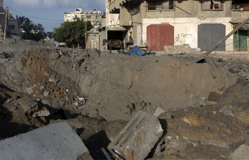 قصة مصورة : غارات اسرائيلية على غزة تسقط 11 جريحا