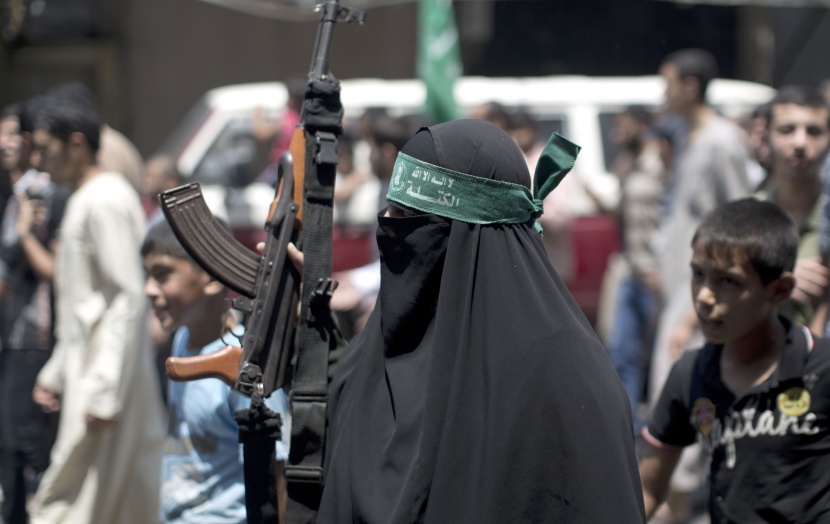 قصة مصورة: امرأة فلسطينية تحمل سلاحاً احتجاجاً على مقتل الفتى أبوخضير