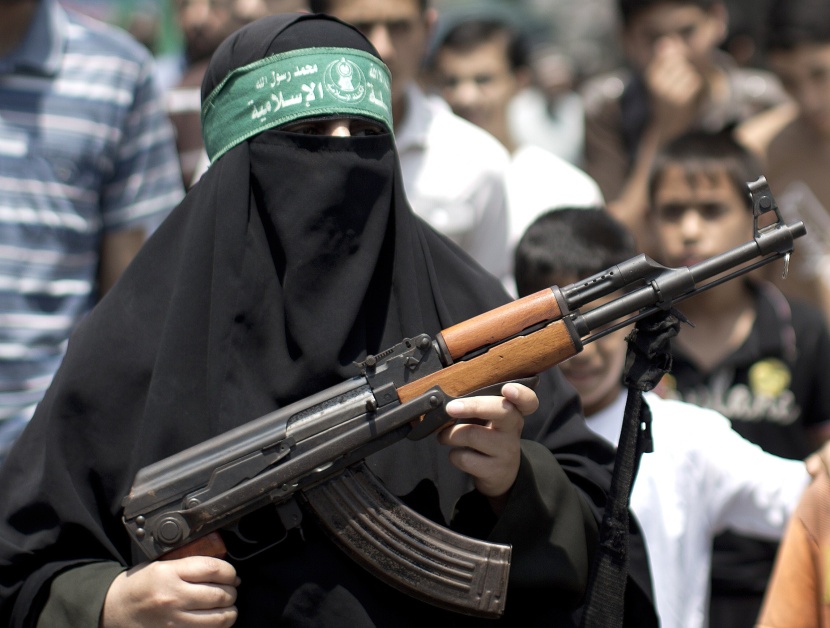 قصة مصورة: امرأة فلسطينية تحمل سلاحاً احتجاجاً على مقتل الفتى أبوخضير
