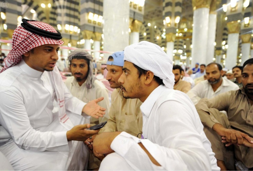 قصة مصورة : مشروع الترجمة الفورية لخطب الحرمين الشريفين هدية المملكة للعالم الإسلامي