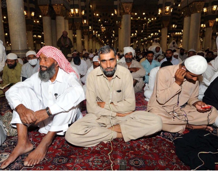 قصة مصورة : مشروع الترجمة الفورية لخطب الحرمين الشريفين هدية المملكة للعالم الإسلامي