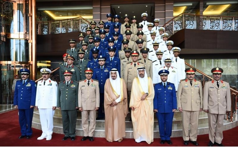 ولي العهد يستقبل قادة الكليات العسكرية بوزارة الدفاع والعشرة الأوائل من خريجي الكليات