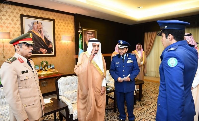 ولي العهد يستقبل قادة الكليات العسكرية بوزارة الدفاع والعشرة الأوائل من خريجي الكليات